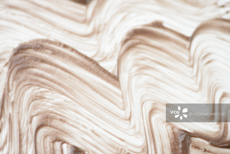 巧克力甜品师面霜质地：丰富的棕色漩涡，凸显护肤、美容和奢华面霜，打造光滑、容光焕发的肤色图片素材