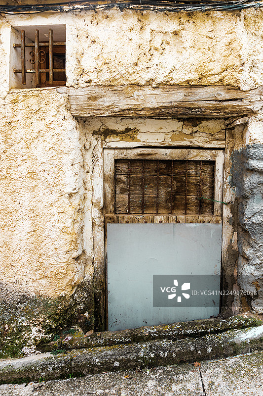 老旧或乡村废弃房屋的正面特写图片素材