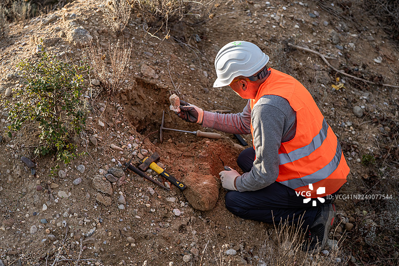 地质学家在矿井中考察，探险家采集土壤样本以寻找矿物质。图片素材