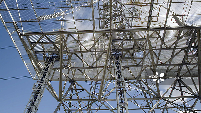 连接高压输电线路至发电变电站的电塔，位于西米德兰兹郡奥尔德伯里图片素材