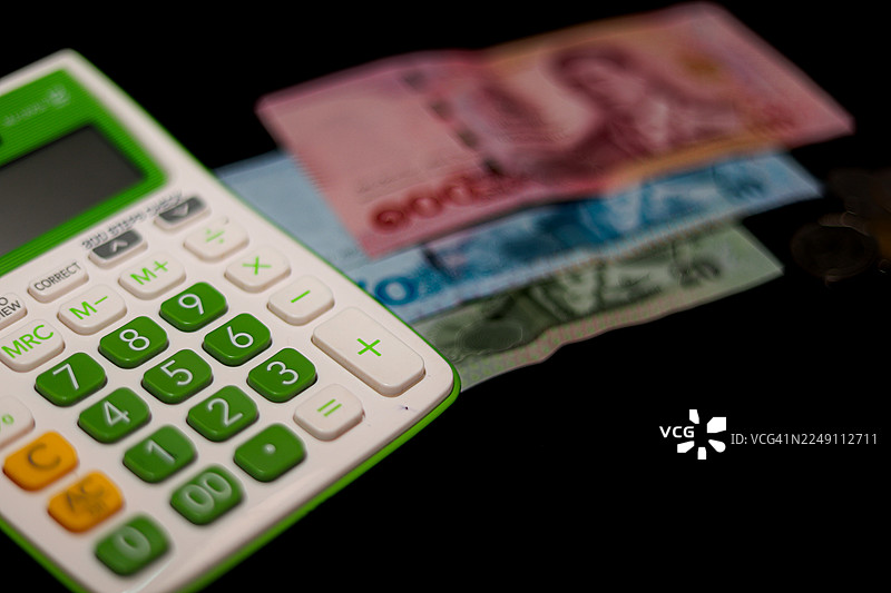 泰国经济；计算器与泰铢图片素材