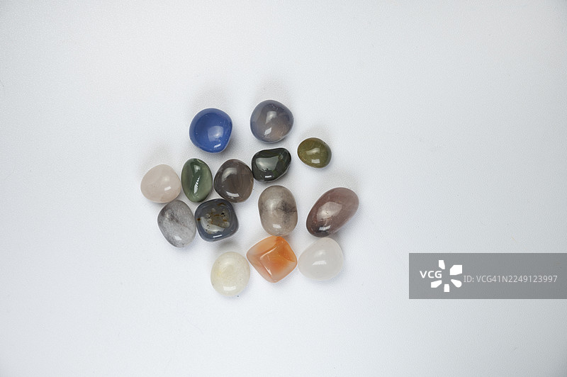 白色背景上一堆石头图片素材