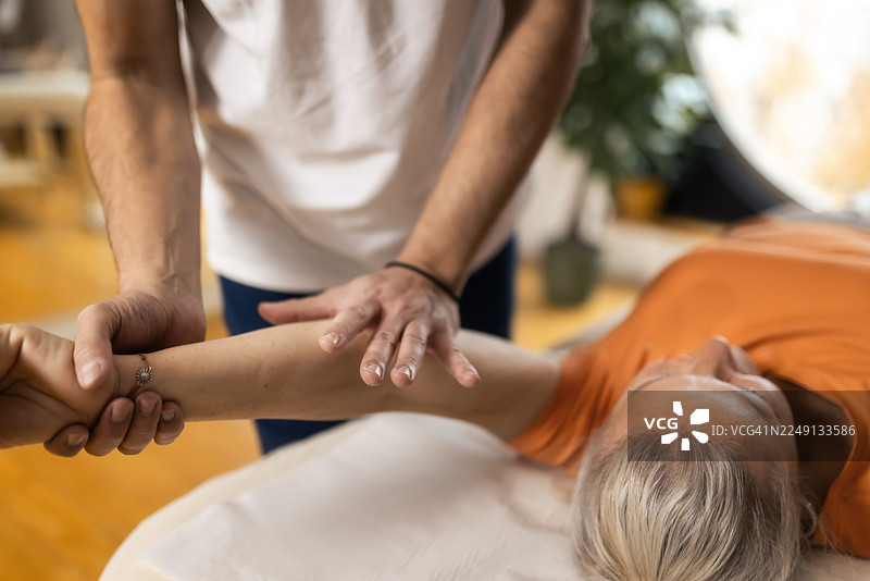 物理治疗师在老年人康复训练中提供支持图片素材