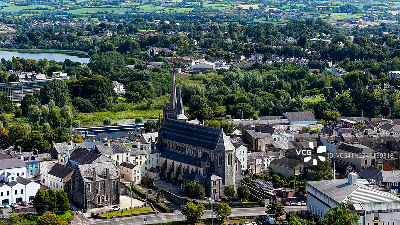 恩尼斯基林镇中心的鸟瞰图，圣马克坦大教堂和圣迈克尔堂区教堂被色彩缤纷的历史建筑、城市街景和绿地环绕，体现了文化旅游和宗教建筑的概念图片素材