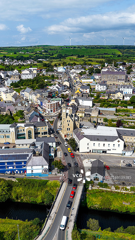 从空中俯瞰多尼戈尔郡的巴利沙农镇,这里有历史悠久的石砌钟楼、爱尔兰传统房屋、色彩缤纷的建筑和狭窄的街道,四周环绕着绿色的乡村,体现了遗产与旅游的概念图片素材