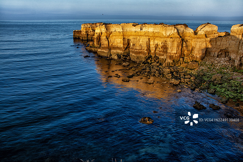 阿尔布费拉卡斯泰洛海滩悬崖上的日出大西洋图片素材