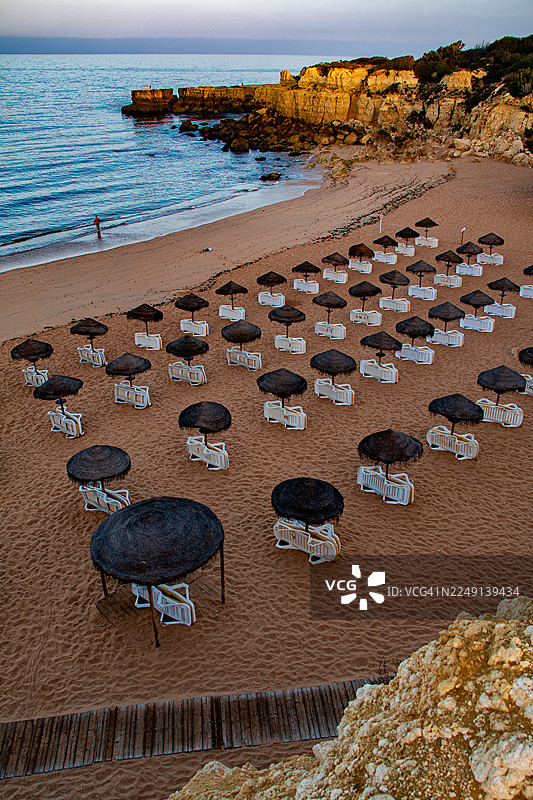 夏日午后，从垂直视角看卡斯特罗海滩，有悬崖、海岸线和一位独自沐浴的游客图片素材