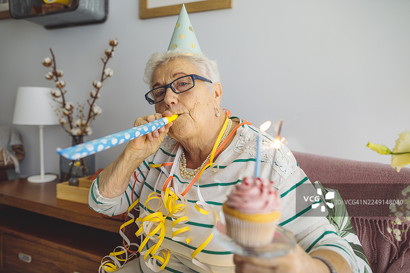 一位年长的女性在家中图片素材