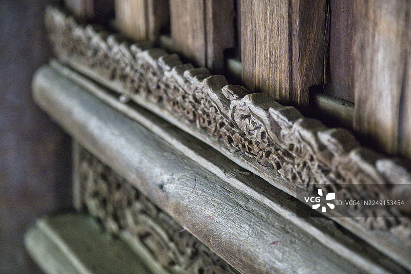 特写泰国佛统府佛统寺精美雕刻的古代图案和纹饰。图片素材