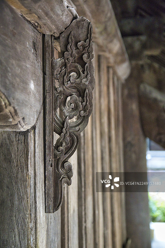 位于Thay Pagoda Chua Thay的精美雕刻古老图案和纹饰的特写图片素材