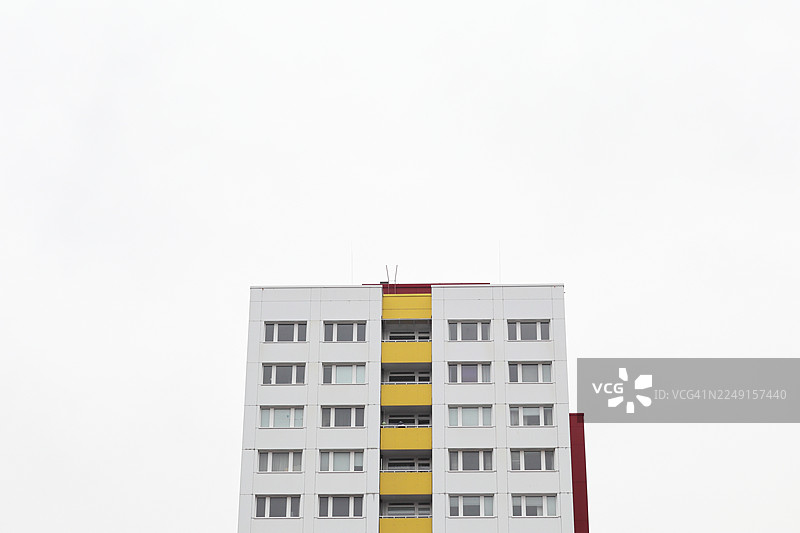 居中、广角拍摄的预制混凝土板建筑（德语常称为Plattenbau）的上部图片素材