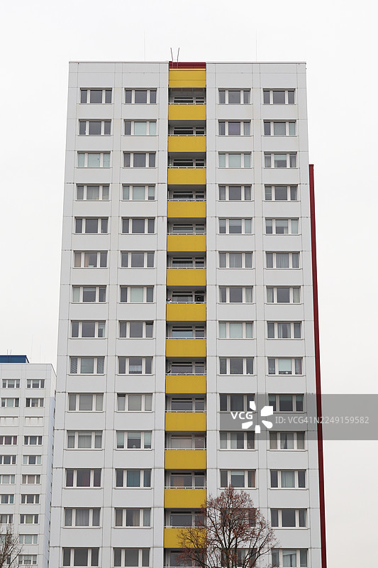 居中的广角照片，捕捉了预制混凝土板建筑（德语中常称为Plattenbau）的上部图片素材