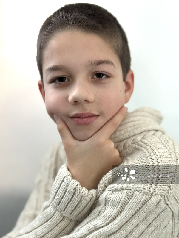 男孩肖像，面向镜头图片素材
