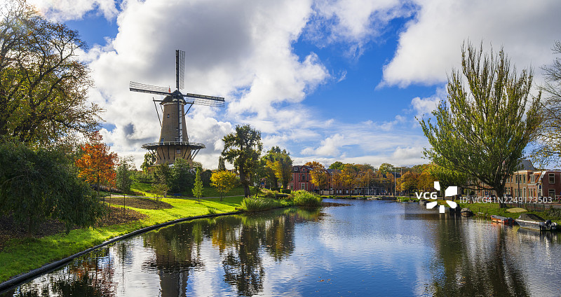 荷兰阿尔克马尔运河边的风车图片素材