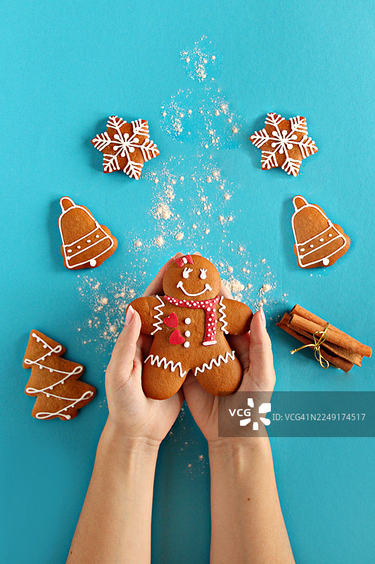 手拿姜饼图片素材