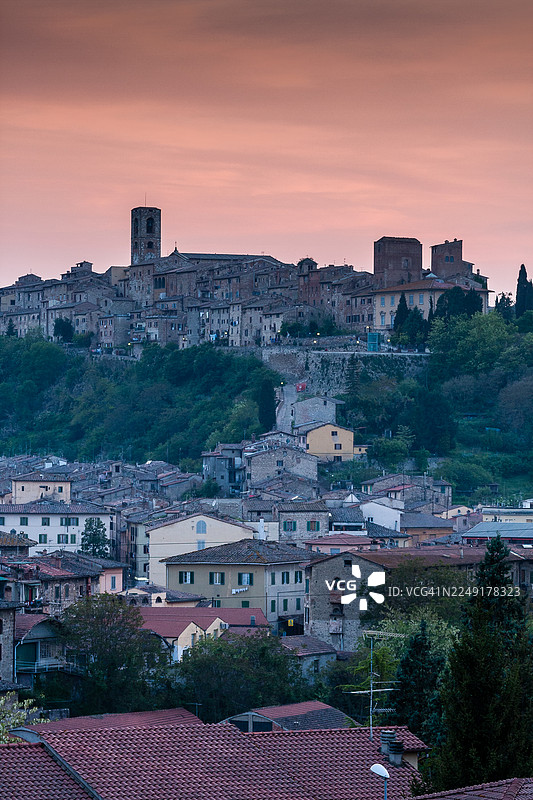 科尔迪瓦尔代尔萨小镇的日落景象图片素材