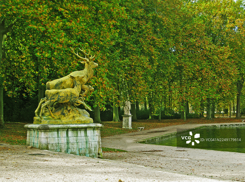 小鹿雕塑一家三口静观垂钓者，巴黎索镇公园图片素材