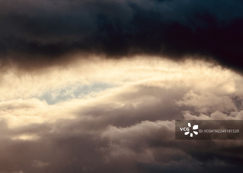 天空中正在聚集的暴风云图片素材