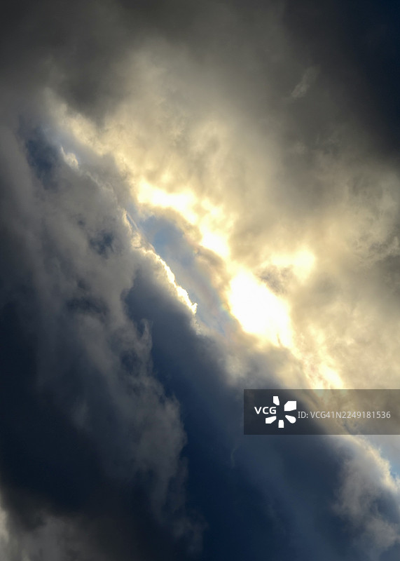 天空中正在积聚的暴风云图片素材