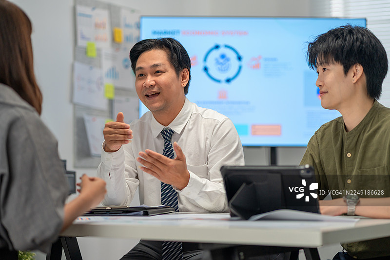 多元文化团队庆祝项目成功图片素材