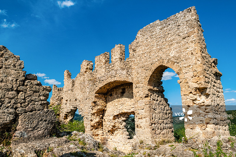 法国奥克西塔尼大区埃罗省圣吉兰德泽尔的巨人之堡（Château du Géant）遗址图片素材