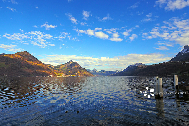 从贝肯里德村南望卢塞恩湖的景色，梨图片素材
