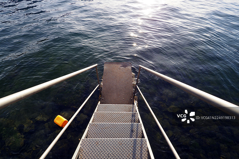 一小段金属楼梯直接通往湖中图片素材