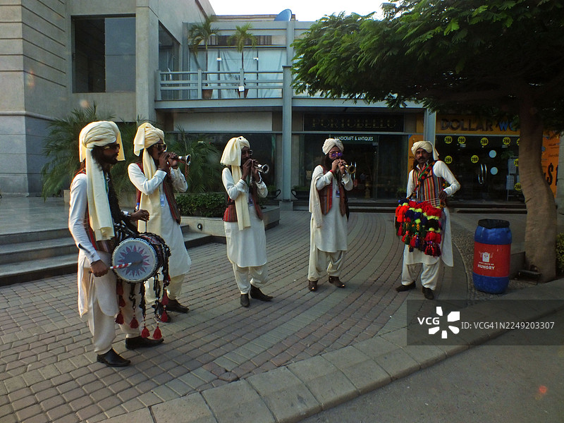 文化表演上热闹地演奏着传统音乐图片素材