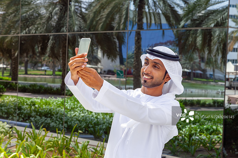 一位中东男子在阿拉伯联合酋长国的迪拜户外微笑着自拍图片素材