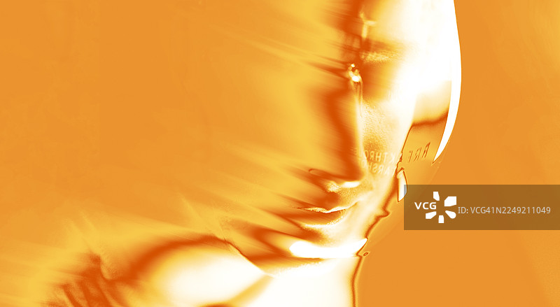 抽象的橙色肖像，体现了未来科技、人工智能身份和数字化转型，为科技、商业和科学领域带来创新、人机协作和创造性问题解决的构想。图片素材