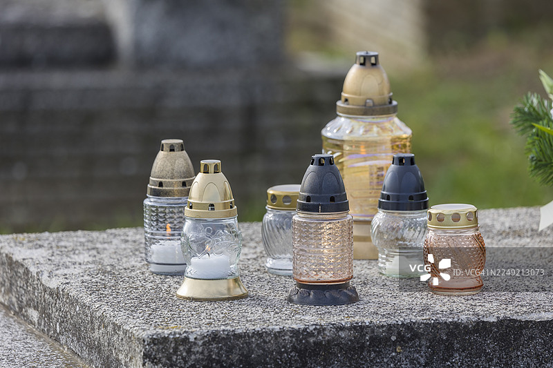 墓碑和纪念蜡烛图片素材