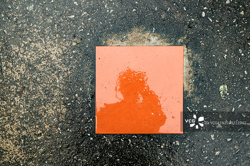 水泥地板上的橙色方形瓷砖图片素材