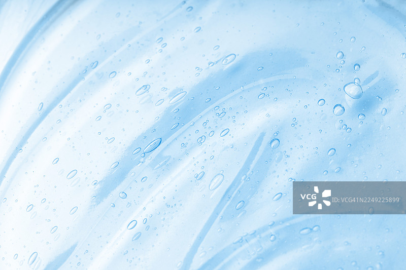 具有抽象纹理和气泡的蓝色透明化妆品凝胶图片素材