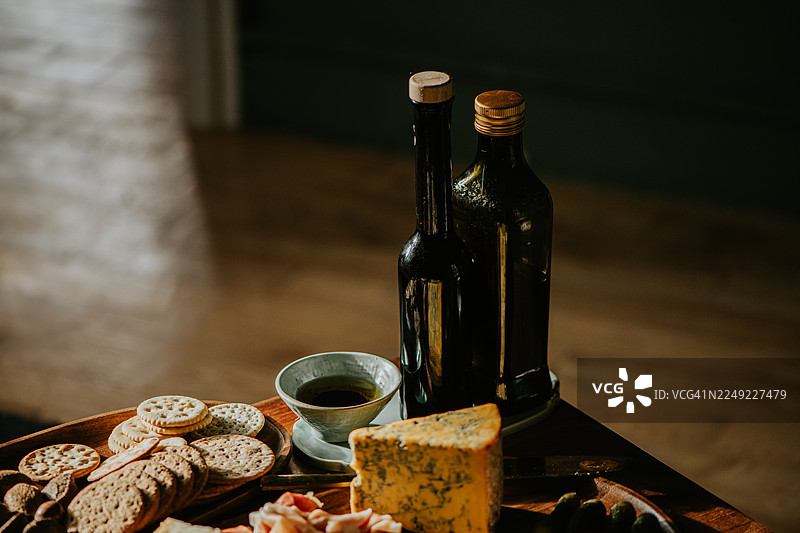 橄榄油和香醋放在奶酪板旁图片素材