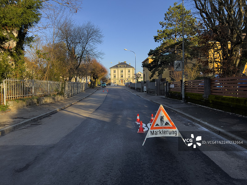 城市街道和前方道路施工警示标志图片素材