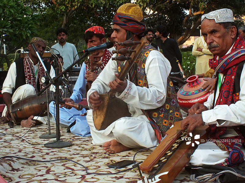 一位巴洛奇歌手在文化演出中为观众进行现场表演图片素材