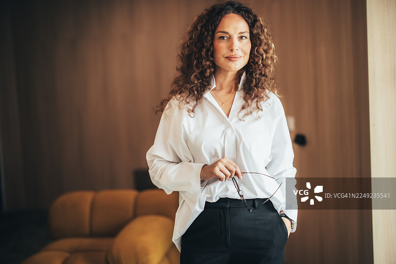 成功的女商人领导者肖像图片素材