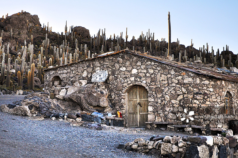 第一批居民的房子。石头房子。盐碱地。盐漠。乌尤尼盐沼，玻利维亚。图片素材