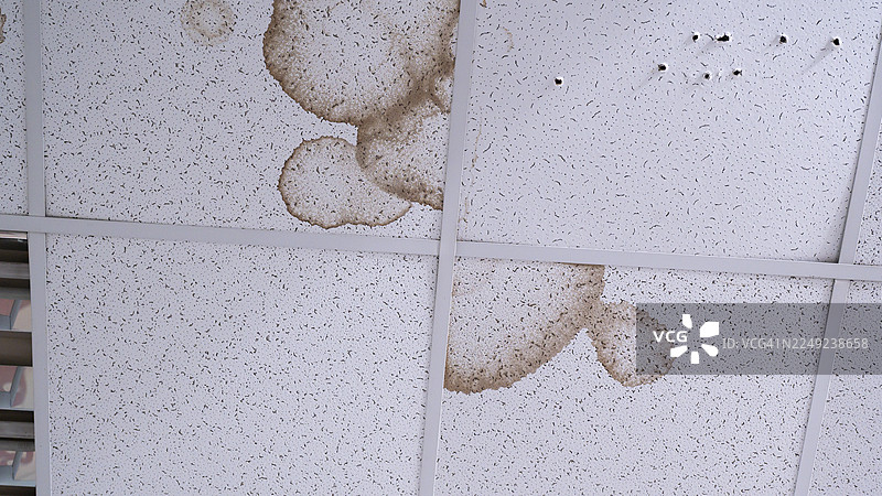 漏水造成的吸音板天花板水渍图片素材