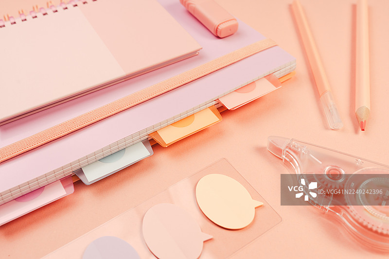 粉色背景上的粉彩文具图片素材