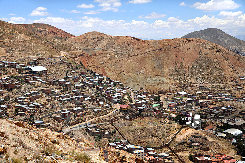 玻利维亚奥鲁罗。山脉、城市及其房屋的全景。图片素材