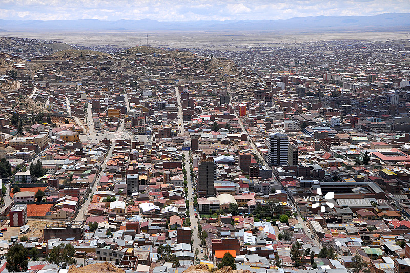 玻利维亚奥鲁罗。山脉、城市及其房屋的全景。图片素材