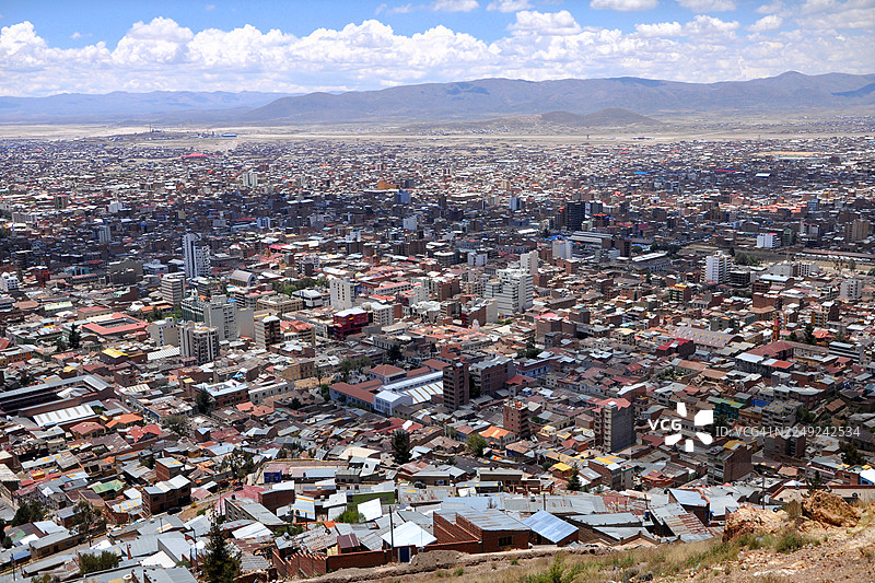 玻利维亚奥鲁罗。山脉、城市及其房屋的全景。图片素材