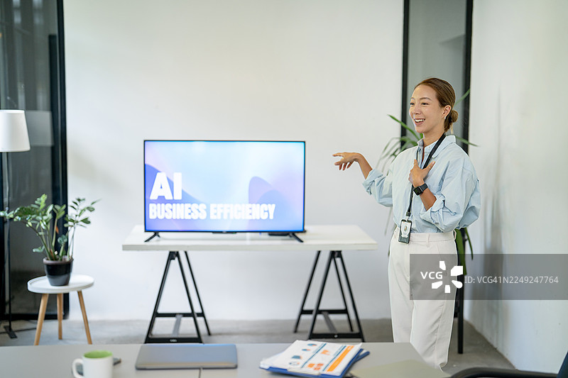 年轻的女商人在演示中解释人工智能对业务效率的提升图片素材