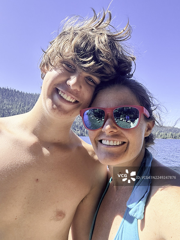 母子在山间湖泊旁自拍图片素材