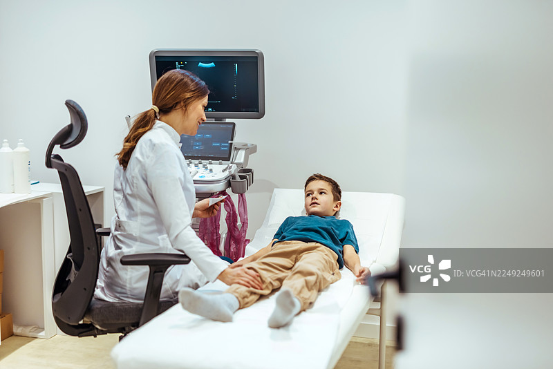 医生在医疗诊所为儿童进行超声检查图片素材