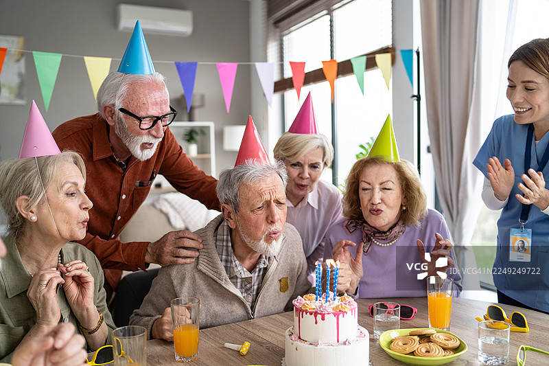 老人们充满喜悦地唱着生日快乐歌图片素材