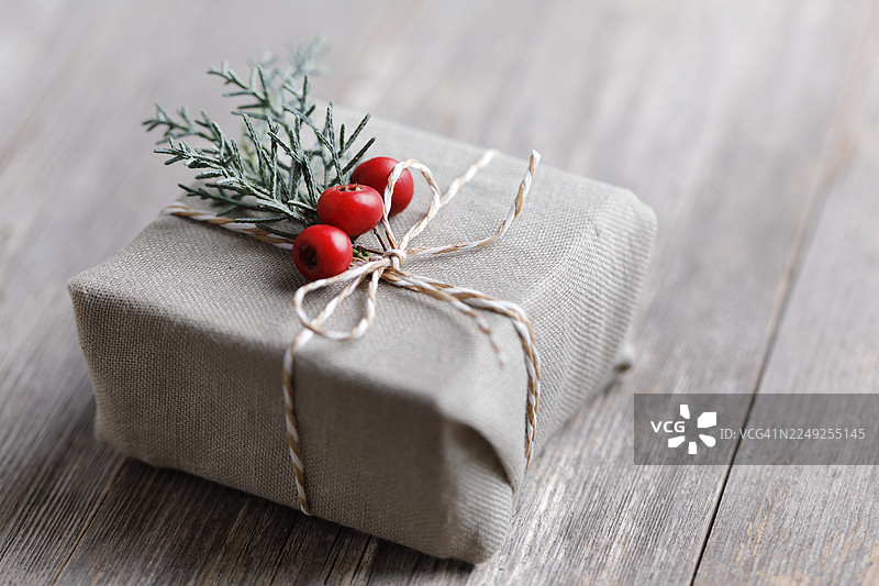 用布料包裹的圣诞礼物图片素材
