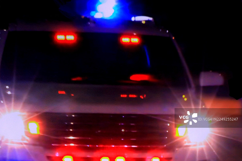 紧急情况下的明亮警车灯光图片素材