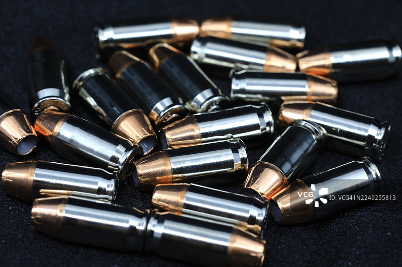 一堆带有钢制弹壳和铜制弹头的枪弹图片素材